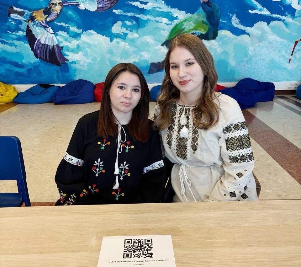 Здобувачі освіти ОП Середня освіта (Фізика, англійська мова) Ірина ДОБРЯНСЬКА та Оксана ПАУК